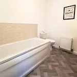Stylish With Free Parking Near Town Appartement