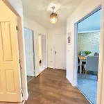 Stylish With Free Parking Near Town Appartement *
