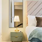Ferienhaus Urban Elegance - Spacious 5-bed In