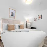 Ferienhaus Urban Elegance - Spacious 5-bed In *