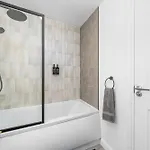 Urban Elegance - Spacious 5-bed In Ferienhaus *
