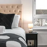 Urban Elegance - Spacious 5-bed In Ferienhaus *