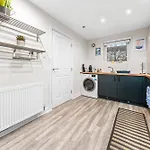 Urban Elegance - Spacious 5-bed In Ferienhaus *