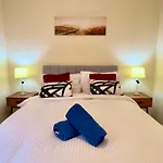 דירה Garden-view 2br - Free Parking & Wifi