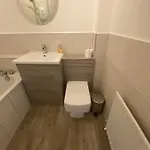 Modern 2 Bedroom Flat In Finnieston, With Private Parking *