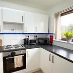 Garden-view 2br - Free Parking & Wifi גלאזגו