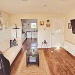 Ferienhaus Modern 5 Bedroom Townhouse With Free Parking *