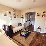 Modern 5 Bedroom Townhouse With Free Parking Ferienhaus *