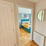 Modern 5 Bedroom Townhouse With Free Parking Ferienhaus *