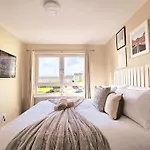 Ferienhaus Modern 5 Bedroom Townhouse With Free Parking Glasgow