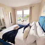 Modern 5 Bedroom Townhouse With Free Parking Ferienhaus