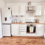 Ferienhaus Modern 5 Bedroom Townhouse With Free Parking