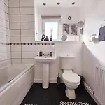 Modern 5 Bedroom Townhouse With Free Parking Ferienhaus *