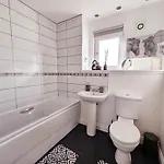 Modern 5 Bedroom Townhouse With Free Parking Ferienhaus *