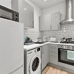 Free Parking - Sleeps 6 - 2 Bedrooms - Great Transport Links *