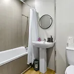 דירה Free Parking - Sleeps 6 - 2 Bedrooms - Great Transport Links גלאזגו