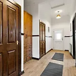 דירה Free Parking - Sleeps 6 - 2 Bedrooms - Great Transport Links