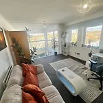 Duplex Penthouse With Secured Parking Finnieston * גלאזגו