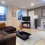 Apartman West End -stunning, 2 Bedroom, Main Door Flat With Private Parking *