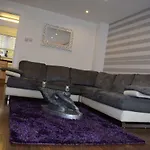 Дом отдыха Silverburn New House With Free Parking And Garden