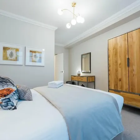 Luxury * グラスゴー