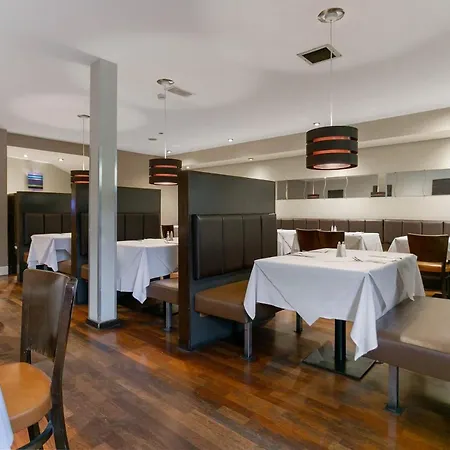 Oyo The Ivory Hotell