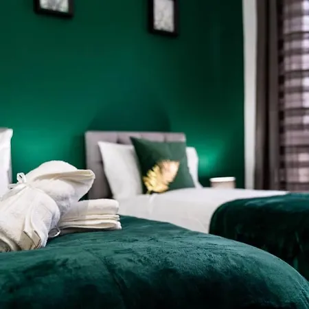 Cheerful 2 Bedroom Homely Apartment, Sleeps 4 Guest Comfy, 1x Double Bed, 2x Single Beds, Free Parking, Free Wifi, Suitable For Business, Leisure Guest, Contractors, Qe Hospital, Glasgow, Near Airport & Centre, Perfect For Common Wealth Games 20