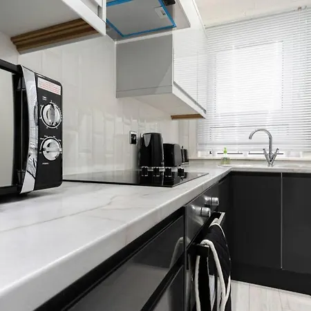 Apartament Cheerful 2 Bedroom Homely Apartment, Sleeps 4 Guest Comfy, 1x Double Bed, 2x Single Beds, Free Parking, Free Wifi, Suitable For Business, Leisure Guest, Contractors, Qe Hospital, Glasgow, Near Airport & Centre, Perfect For Common Wealth Games 20