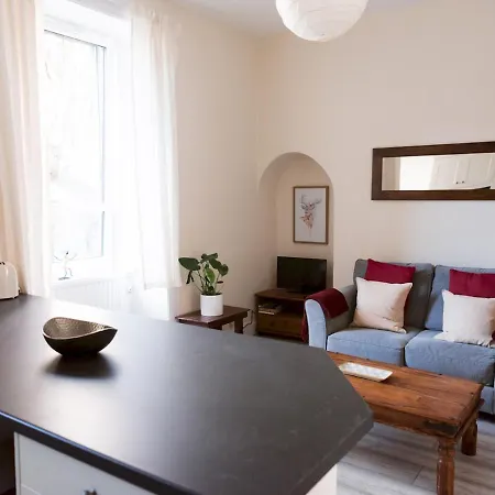 Bright 2 Bed Ground Floor Flat Next To Byres Road *