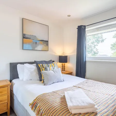 Modern 2 Bed Broompark/central Apt. With Parking