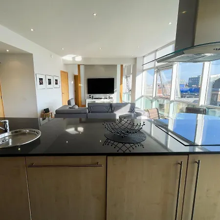 Centre 2-bed Parking Jacuzzi Bath Daire *