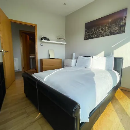 Daire Centre 2-bed Parking Jacuzzi Bath
