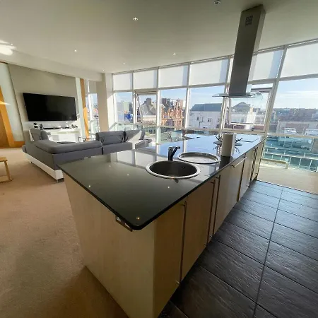 Centre 2-bed Parking Jacuzzi Bath Daire Glasgow