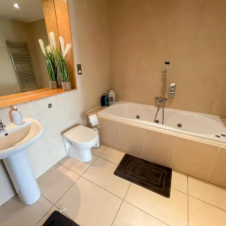 Daire Centre 2-bed Parking Jacuzzi Bath