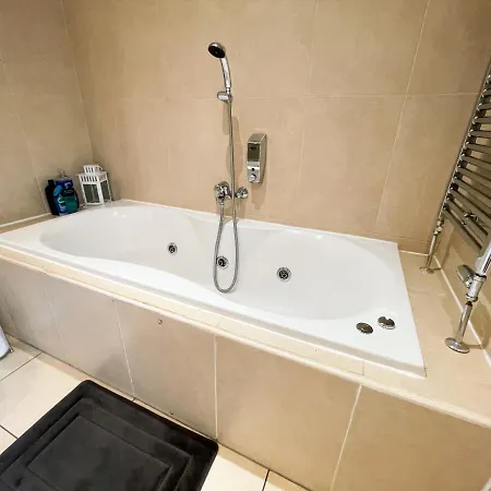 Daire Centre 2-bed Parking Jacuzzi Bath