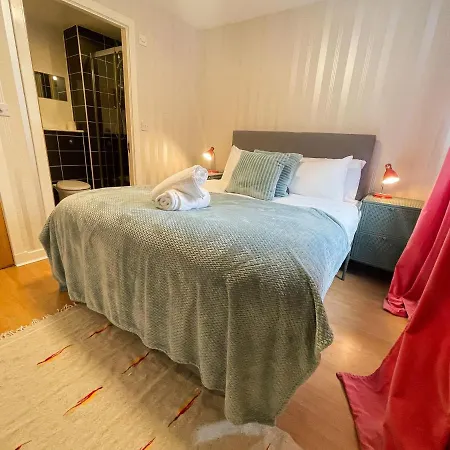Kelvingrove 2 Bedroom - Private Parking شقة