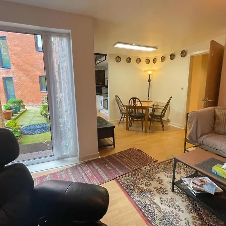 Kelvingrove 2 Bedroom - Private Parking *