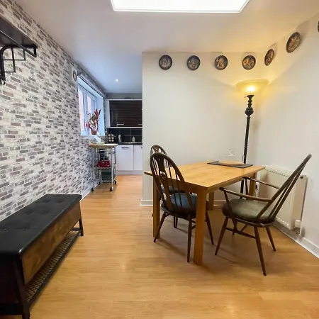 Kelvingrove 2 Bedroom - Private Parking