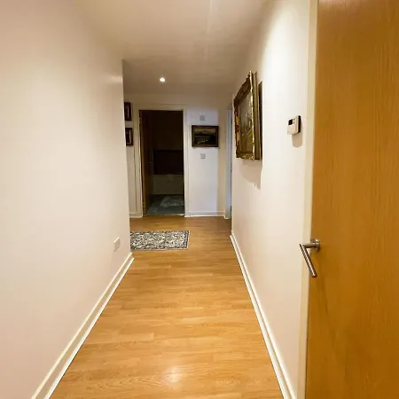 Kelvingrove 2 Bedroom - Private Parking