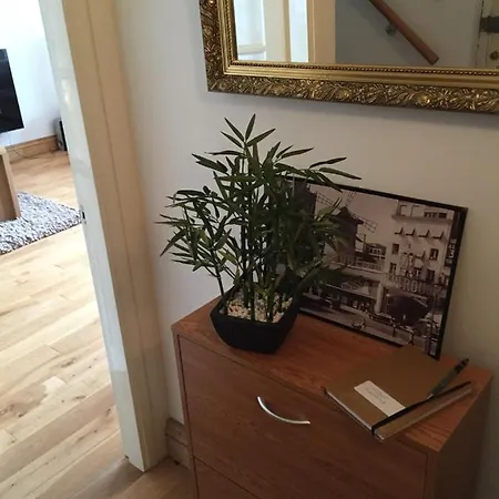 Beautiful 2 Bedroom With Balcony In Trendy West End - Ideal For Hydro, Uni, Ashton Lane & Centre Apartment *
