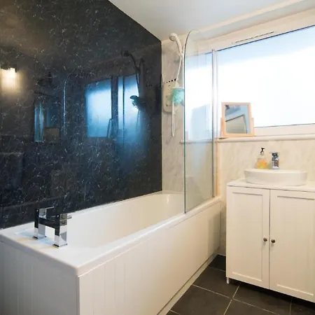 Apartment Beautiful 2 Bedroom With Balcony In Trendy West End - Ideal For Hydro, Uni, Ashton Lane & Centre