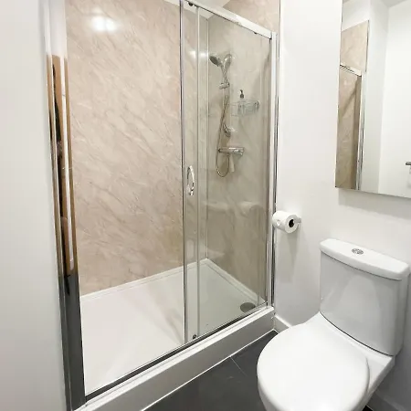 Exquisite 2br Flat Near Train Station Glasgow