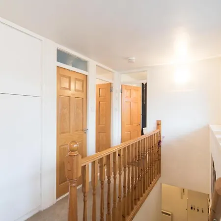 Beautiful 2 Bedroom With Balcony In Trendy West End - Ideal For Hydro, Uni, Ashton Lane & Centre Apartment *