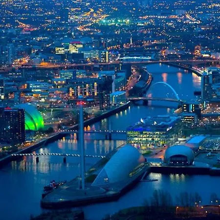 Sec Hydro Executive Townhouse: Triplex With Garden Holiday home