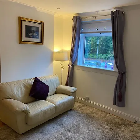Cheerful One Bedroom With Parking Space. Глазго