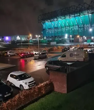 Stylish 2 Bedroom / Free Gated Parking