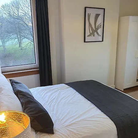 Large 3 Bed West End Free Parking & Electric Vehicle Point