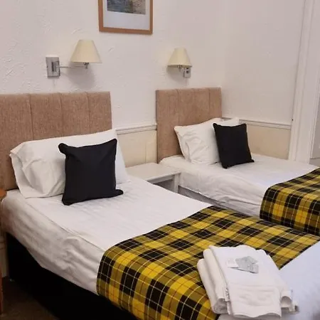 Hampton Court - Centre 3*