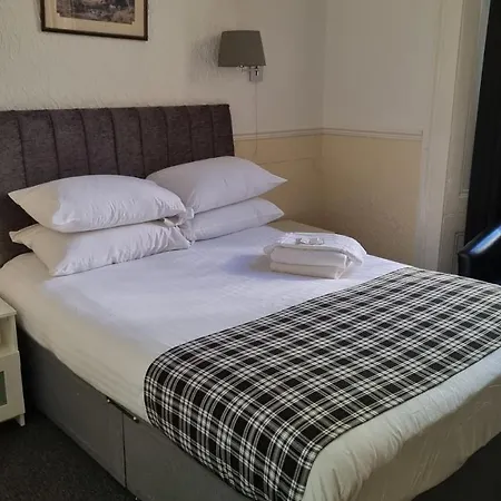 Hampton Court - Centre 3*