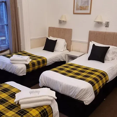 Hampton Court - Centre 3*